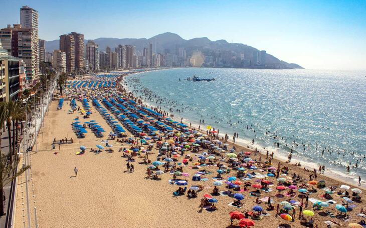 Benidorm refuerza los servicios de limpieza, socorrismo y seguridad en las playas de cara por el inicio de la temporada alta